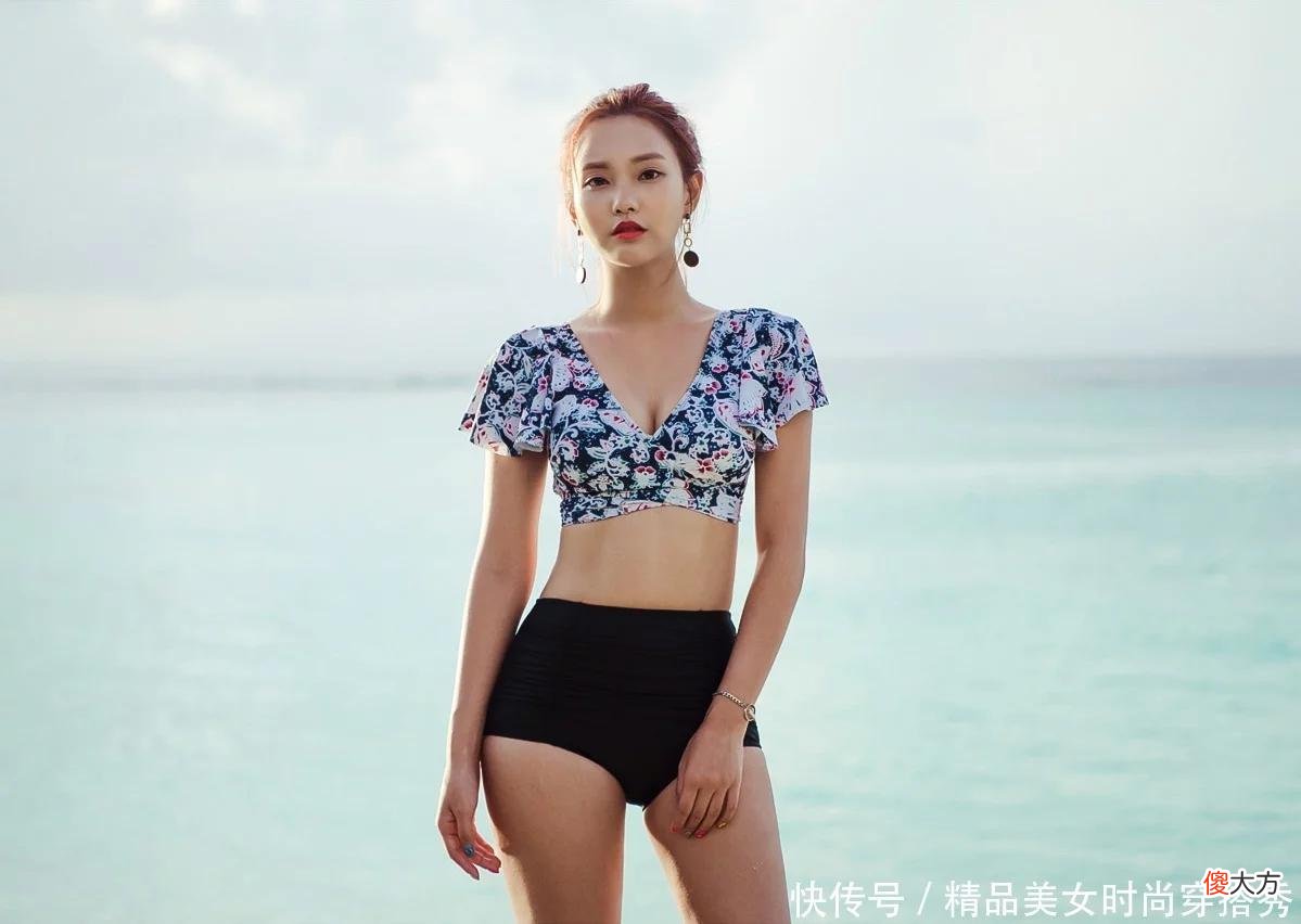 【时尚一点】碎花上衣搭配黑色短裤，一键开启慵懒度假风模式，美美哒
