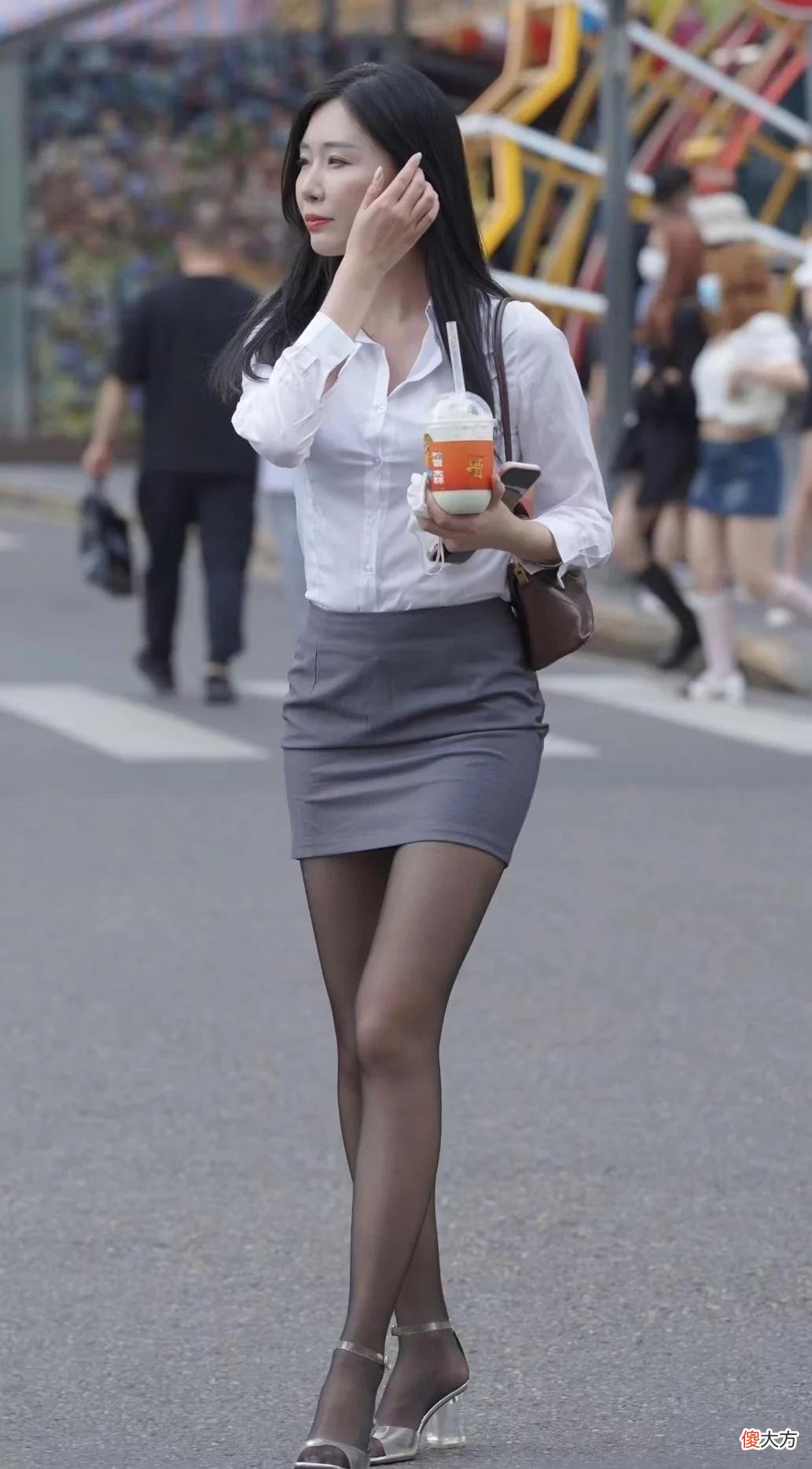 【时尚一点】软玉温香的美女，一件白色衬衫配灰色短裙，展现完美身材时尚又靓丽
