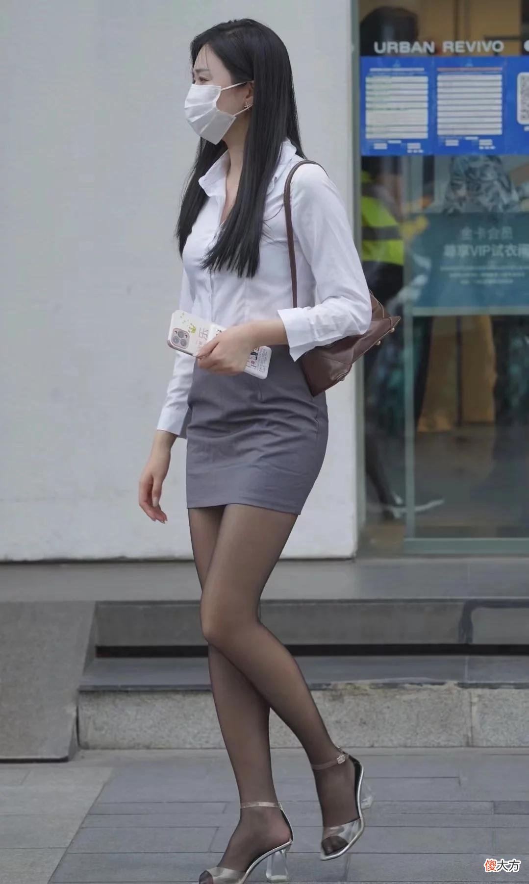 【时尚一点】软玉温香的美女，一件白色衬衫配灰色短裙，展现完美身材时尚又靓丽