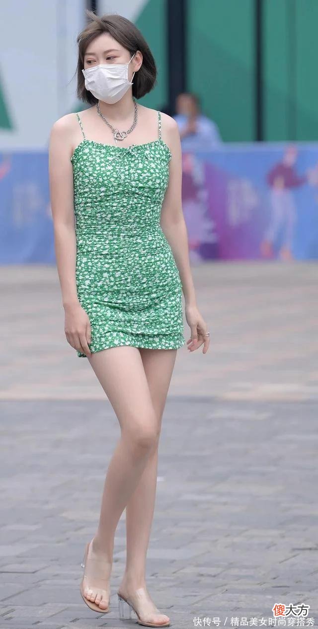 【时尚一点】美丽的碎花裙，使女人看上去显得更加高挑