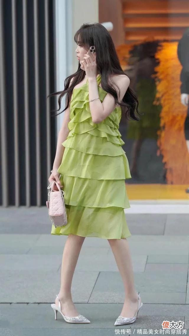 【时尚一点】绿色蛋糕裙，搭配水晶鞋，修饰小姐姐的大长腿