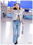 【时尚一点】郑合惠子穿着牛仔裤，脚上的鞋也很漂亮呢
