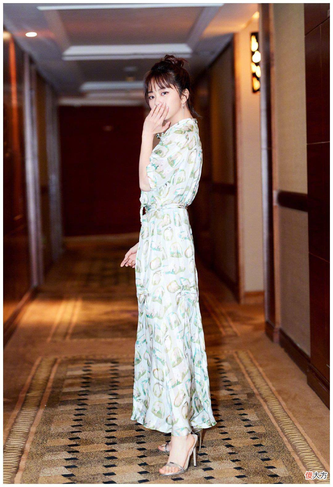 【时尚一点】谭松韵花衬衫搭配长裙，这样的穿着方式让自己看起来又高又瘦