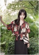 【时尚一点】谭松韵花衬衫搭配长裙，这样的穿着方式让自己看起来又高又瘦