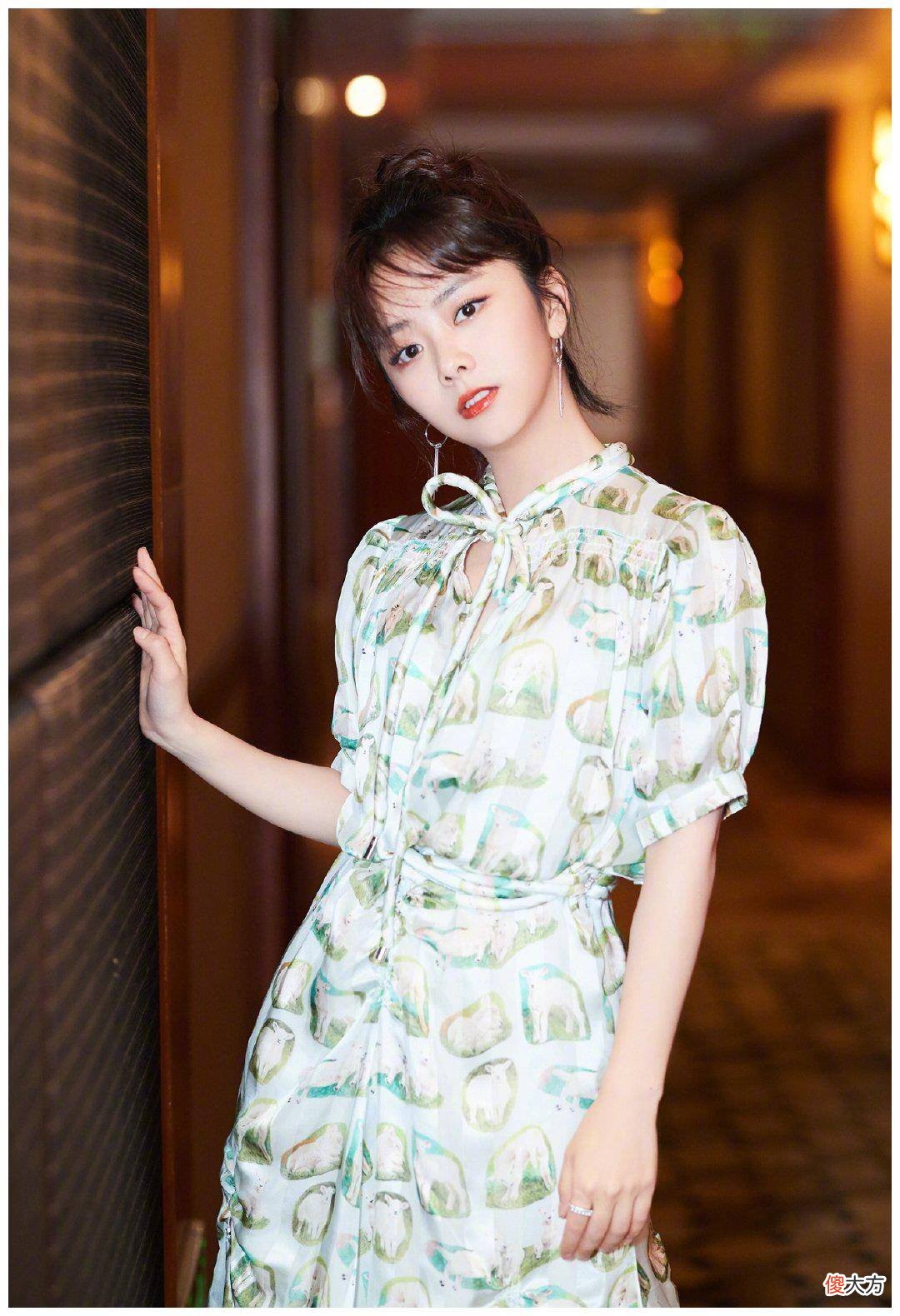 【时尚一点】谭松韵花衬衫搭配长裙，这样的穿着方式让自己看起来又高又瘦