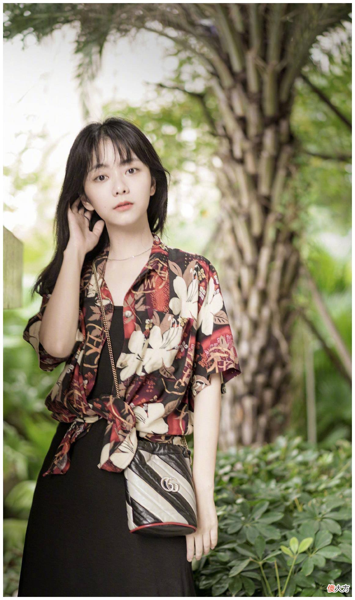 【时尚一点】谭松韵花衬衫搭配长裙，这样的穿着方式让自己看起来又高又瘦