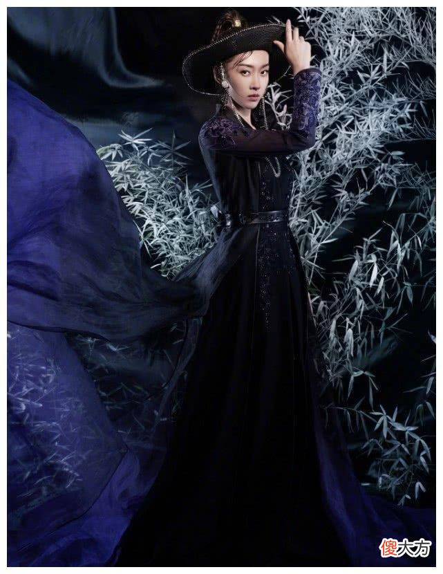 【就爱时尚】温柔如水的姐姐，在摄影杂志上穿着黑色变身为女侠客，气场很强！