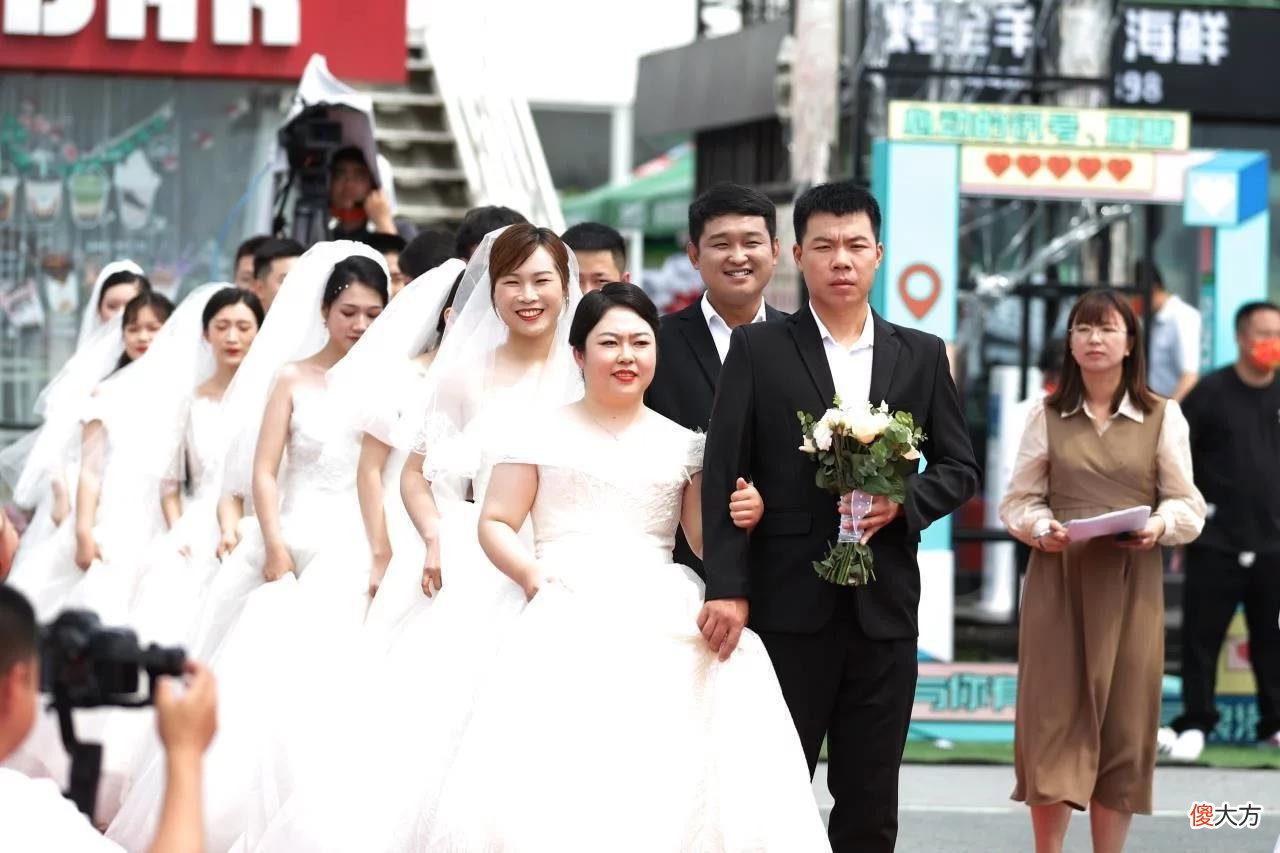 【就爱时尚】青岛:撒糖!集体婚礼，大海见证