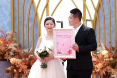 【就爱时尚】青岛:撒糖!集体婚礼，大海见证