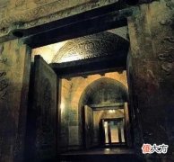 【历史故事】报应：刨祖坟今叫考古，古墓被多次光顾，3次“灵异事件”吓坏考