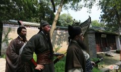 【爱历史】父亲被张飞斩杀，母亲遭曹操霸占，他长大终成一代名将，忍辱负重