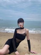 【时尚一点】穿着这样的黑色连衣裙来到海边拍出美美的照片，个性的设计吸睛感满满