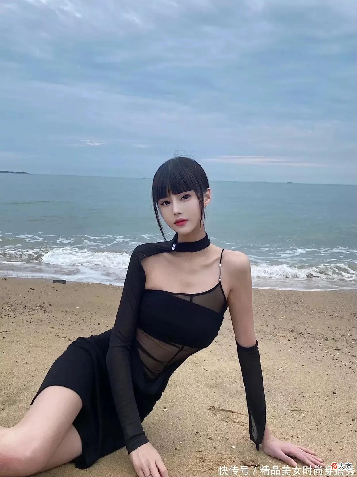 【时尚一点】穿着这样的黑色连衣裙来到海边拍出美美的照片，个性的设计吸睛感满满