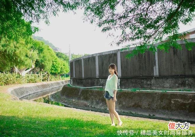 【就爱时尚】白色衬衫精致的V领设计简约时尚，该秀身材就大大方方地秀气来吧