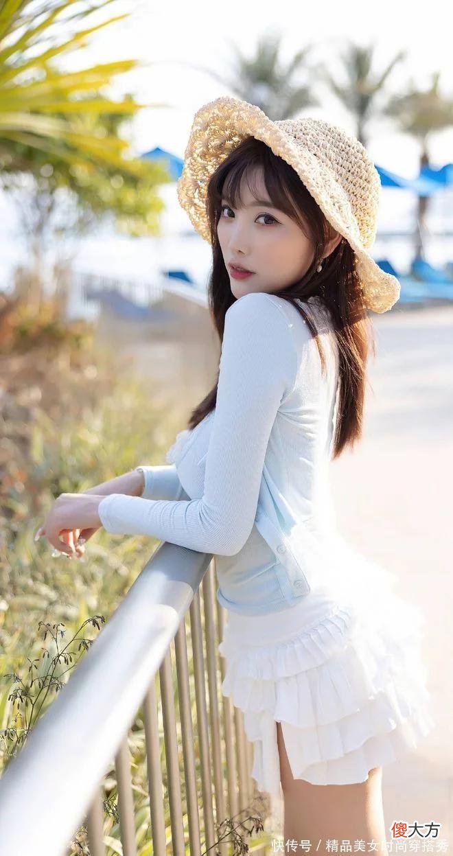 【时尚一点】针织小衫搭白色的短裙，脚上高跟鞋搭配，吸睛又优雅
