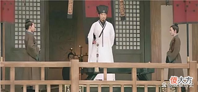 【历史故事】为何司马懿主动撤兵？城楼上的两个书童，成了整场空城计一大疑点