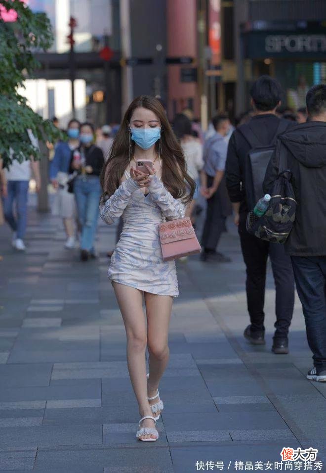 【时尚一点】天气炎热穿什么？选择“冷淡风”的连衣裙，既新颖又有“小心机”