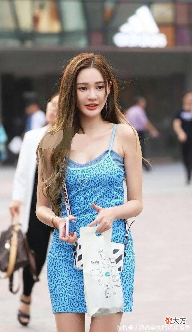 【时尚一点】蓝色吊带连衣裙搭灰色小短靴，时尚有活力，甜美又撩人