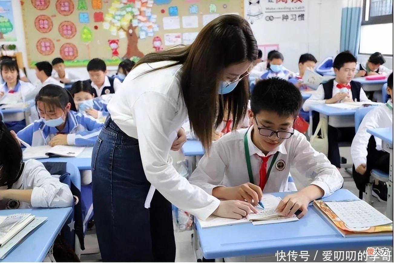 【就爱时尚】难道教师不配穿裙子？大学“女教师穿搭”遭热议，家长：太短了