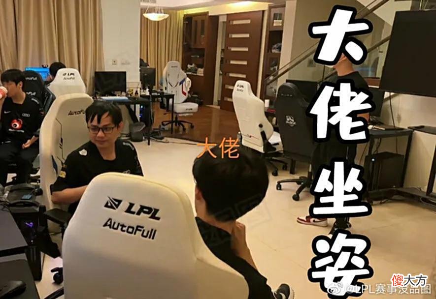 【游戏世界】“大优势天使出多兰盾图”火了，Uzi盛赞Theshy，他变得太稳健了