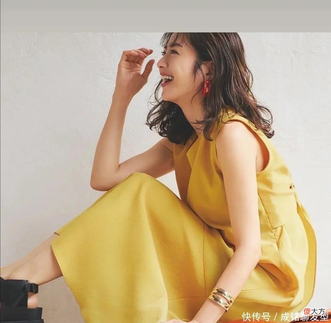 【就爱时尚】优雅的中年女人，建议夏季多穿“浅色系穿搭”，不仅时尚又显嫩