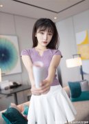 【就爱时尚】温柔的紫色小衫，浪漫又唯美，下搭白色的伞裙满满的女王气质