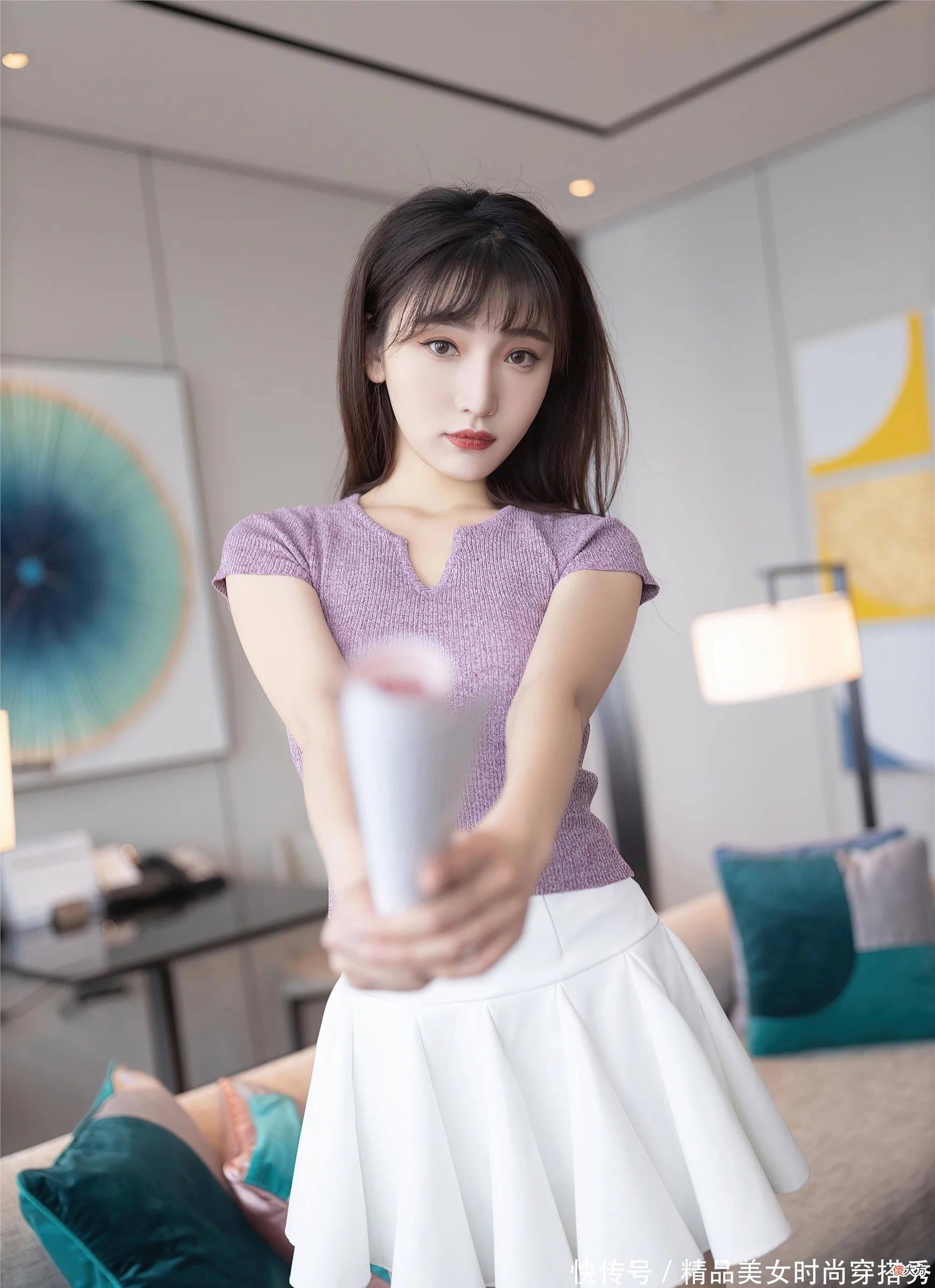 【就爱时尚】温柔的紫色小衫，浪漫又唯美，下搭白色的伞裙满满的女王气质