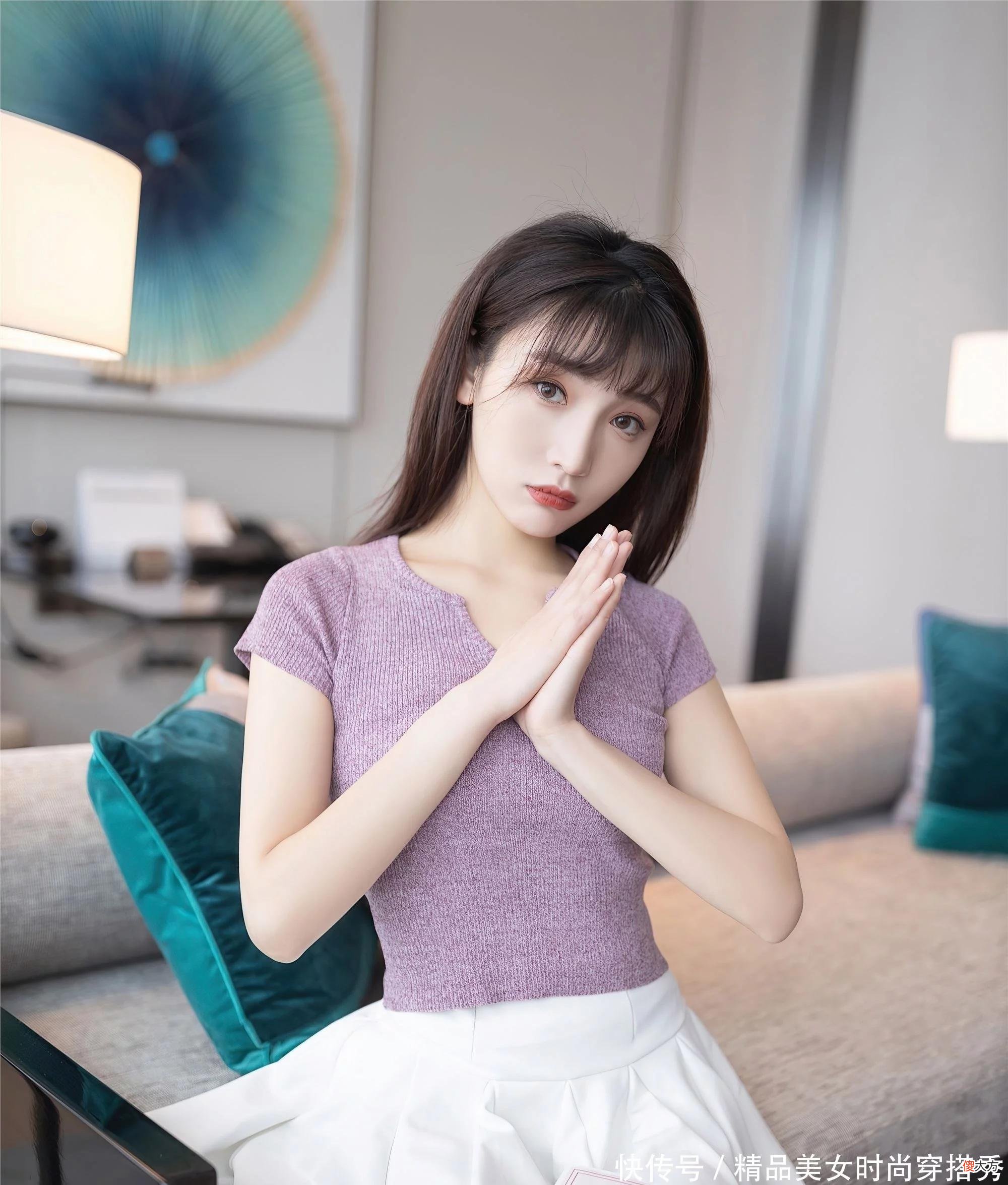 【就爱时尚】温柔的紫色小衫，浪漫又唯美，下搭白色的伞裙满满的女王气质