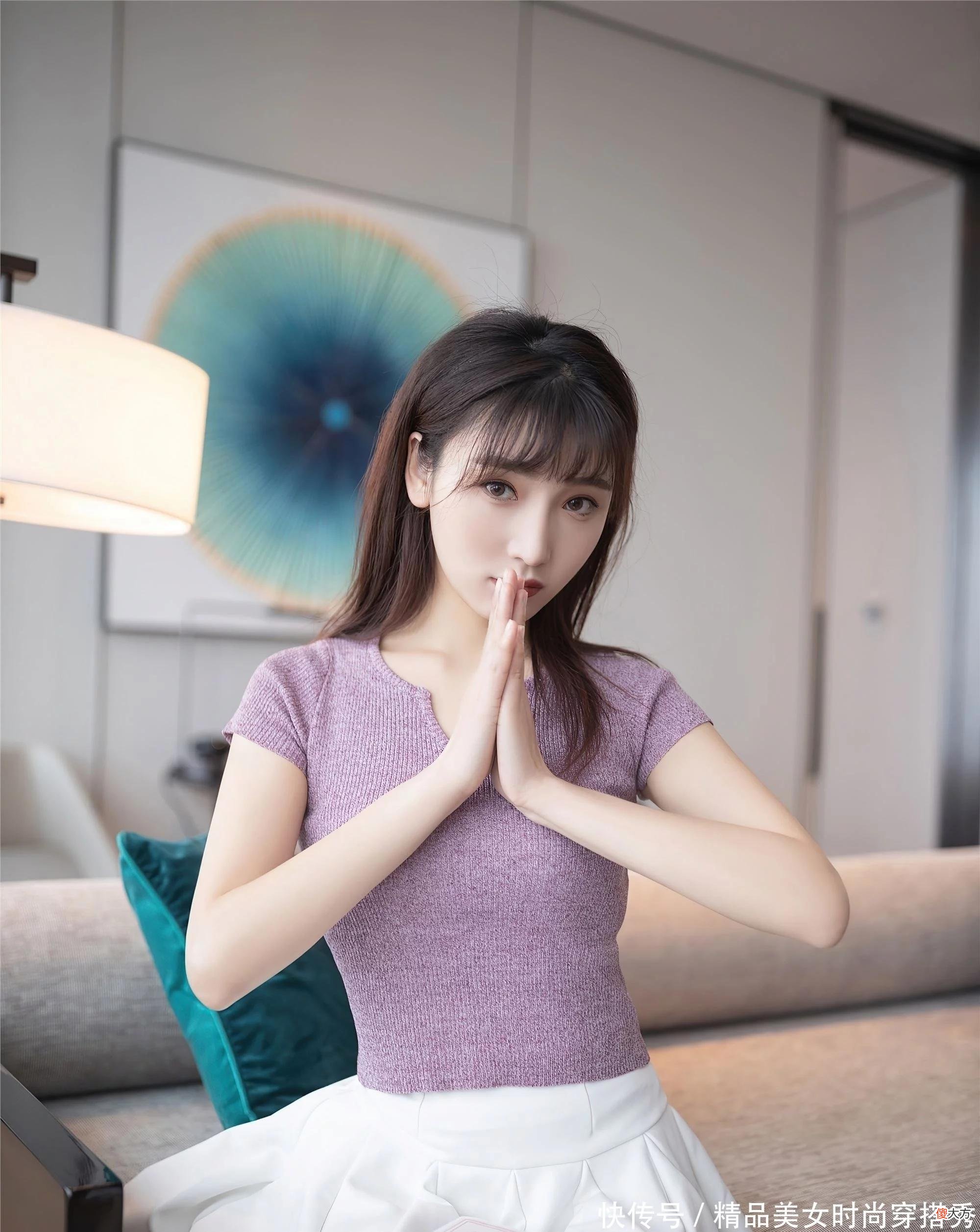 【就爱时尚】温柔的紫色小衫，浪漫又唯美，下搭白色的伞裙满满的女王气质