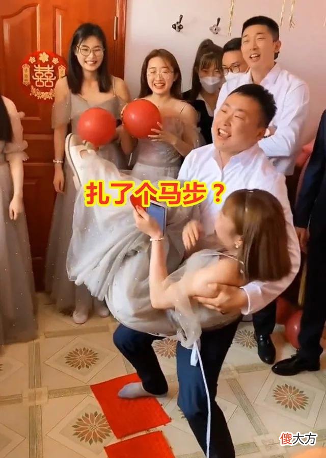 【就爱时尚】壮实伴郎“公主抱”伴娘，谁知中看不中用，抱一半抱不动了