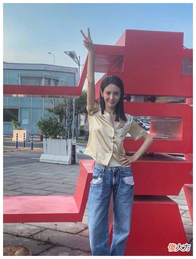 【就爱时尚】明明胖了为什么不能诚实地换上宽松的裤子呢？网友：看着难受