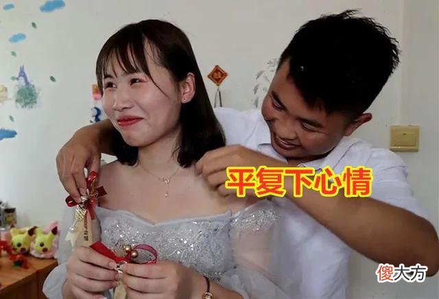 【时尚一点】伴郎从背后为伴娘佩戴胸花，伴郎看一眼害羞了，伴娘全程大大方方