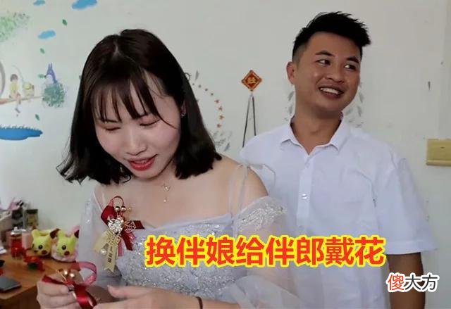 【时尚一点】伴郎从背后为伴娘佩戴胸花，伴郎看一眼害羞了，伴娘全程大大方方