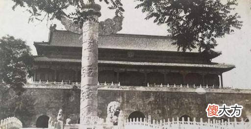 【历史故事】50年前天安门被拆除重建，当工人揭开屋顶琉璃瓦，发现前朝遗留