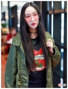 【就爱时尚】娄艺潇机场被拍下，黑长直烈炎红唇几乎认不出来，果然胡一菲回来