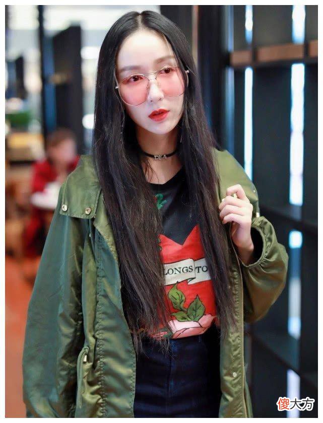 【就爱时尚】娄艺潇机场被拍下，黑长直烈炎红唇几乎认不出来，果然胡一菲回来