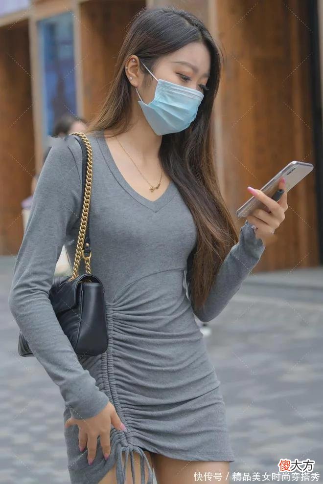 【时尚一点】裙子除了搭配高跟鞋之外， 也可以搭配切希尔靴， 休闲风十足