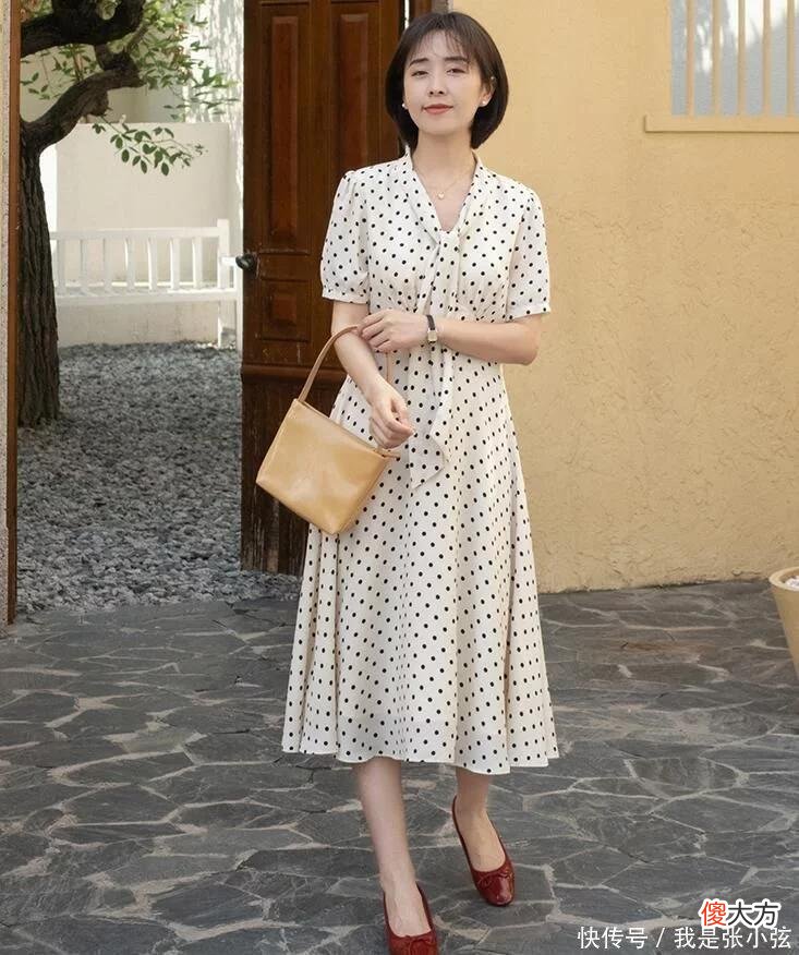 【时尚一点】女人上了年纪，该穿裙子还是裤子？主要看3点，穿对了才显气质