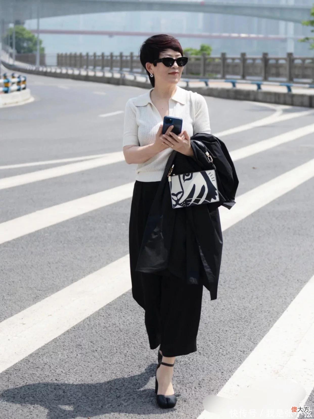 【时尚一点】女人上了年纪，该穿裙子还是裤子？主要看3点，穿对了才显气质