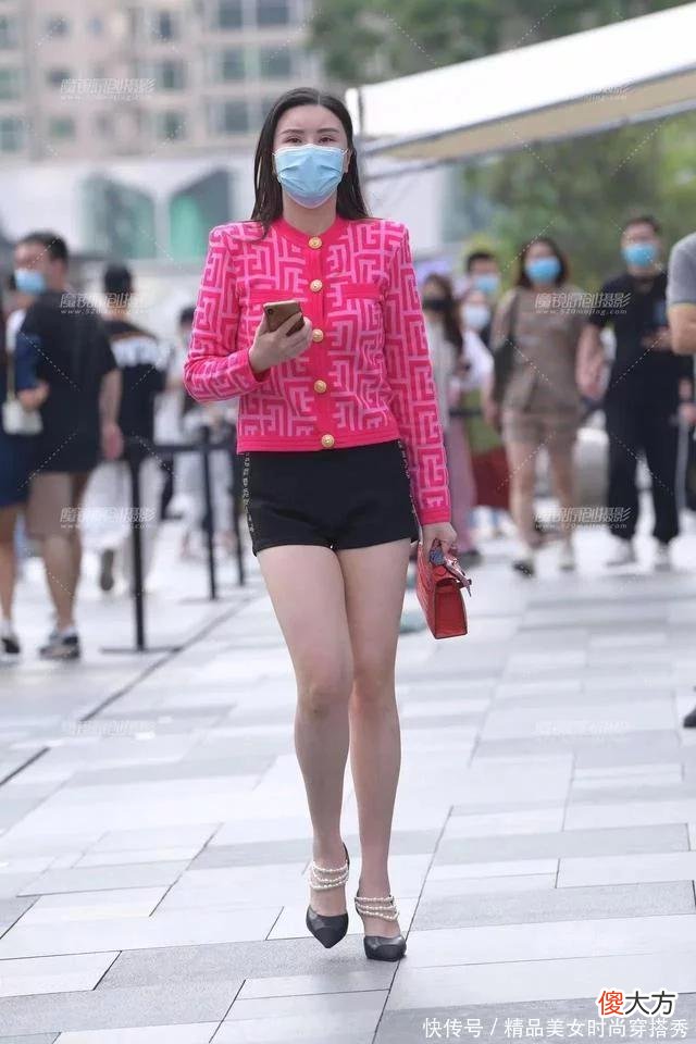 【时尚一点】街拍：黑色短裤搭配复古红色衫的高挑气质御姐