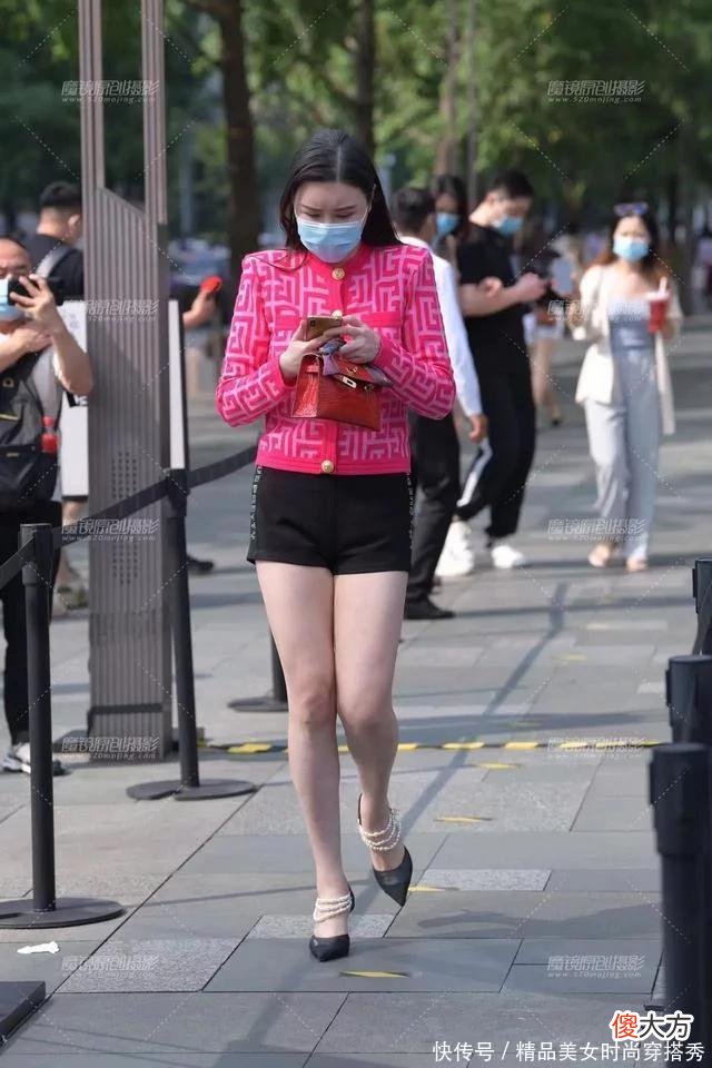 【时尚一点】街拍：黑色短裤搭配复古红色衫的高挑气质御姐