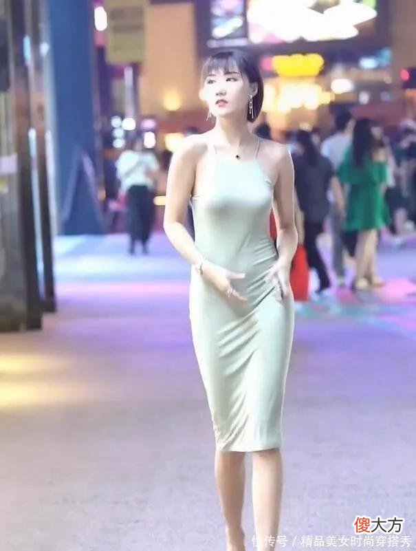 【就爱时尚】美女身穿紧身裙,展现女性美丽的一面,自然也很吸引人