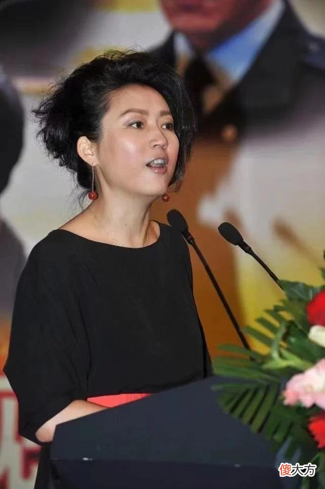 【时尚一点】王小丫这次没选对，简单连衣裙本身高级又时尚，腰部设计拉低层次