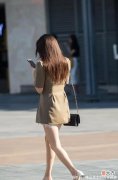 【时尚一点】简约而不简单的西装连衣裙搭配一条短裤及干练与女人味于一身