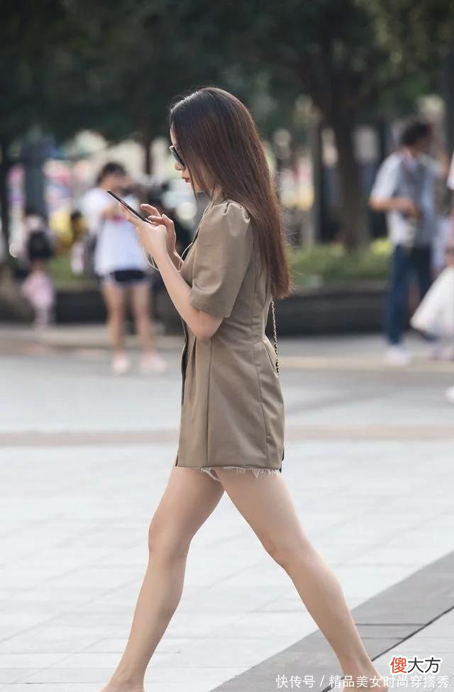 【时尚一点】简约而不简单的西装连衣裙搭配一条短裤及干练与女人味于一身
