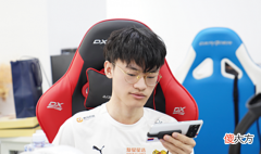 【游戏世界】重庆狼队拿下首胜，解说李九采访引热议！网友：心疼妖刀