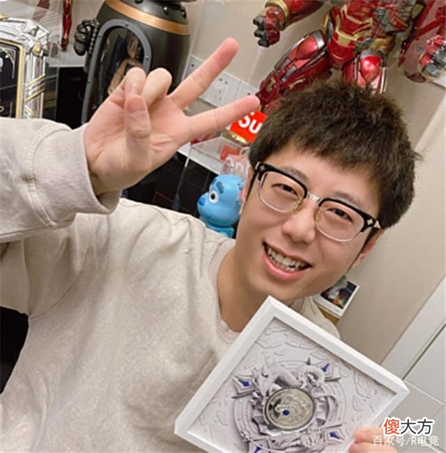 【游戏世界】联盟第二次安排解说住休息室，腿哥睡在瑜伽垫上，吃的只有泡面？