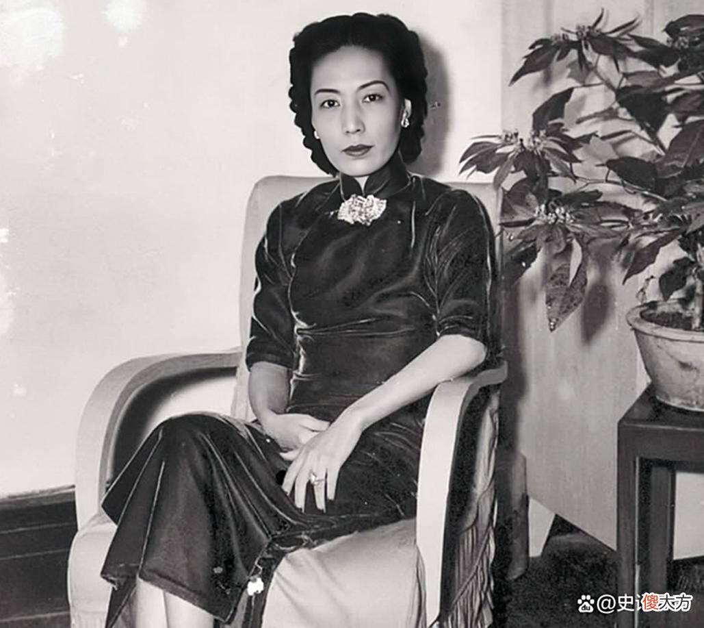 【历史故事】老照片：枭雄杜月笙年轻时温文尔雅，孟小冬惊艳绝美国色天香！
