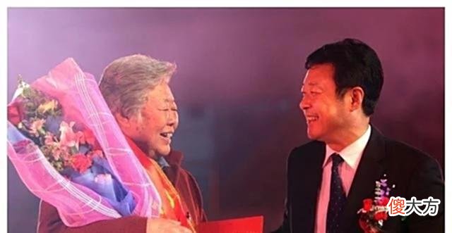 【爱历史】女拖拉机手梁军：11岁嫁表哥，因长相漂亮被印人民币上，高寿90岁
