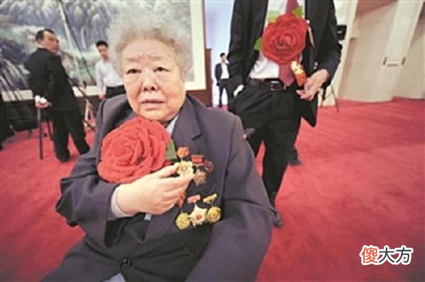 【爱历史】女拖拉机手梁军：11岁嫁表哥，因长相漂亮被印人民币上，高寿90岁